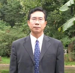 张悟移:昆明理工大学教授，副院长，博士生导师。云南省第十三批学术技术带头人。近年来主要从事物流供应链管理与质量工程方向的教学和研究，发表论文30余篇，主要著作有《供应链与拓展流通市场研究》、《供应链知识流模型与方法》、《现代物流管理办法》等。主持完成的主要科研项目有：国家自然科学基金《基于知识链与核心企业的供应链知识管理模型研究》、亚洲开发银行项目《昆明花卉与次区域主要城市物流网络研究》、云南省烟